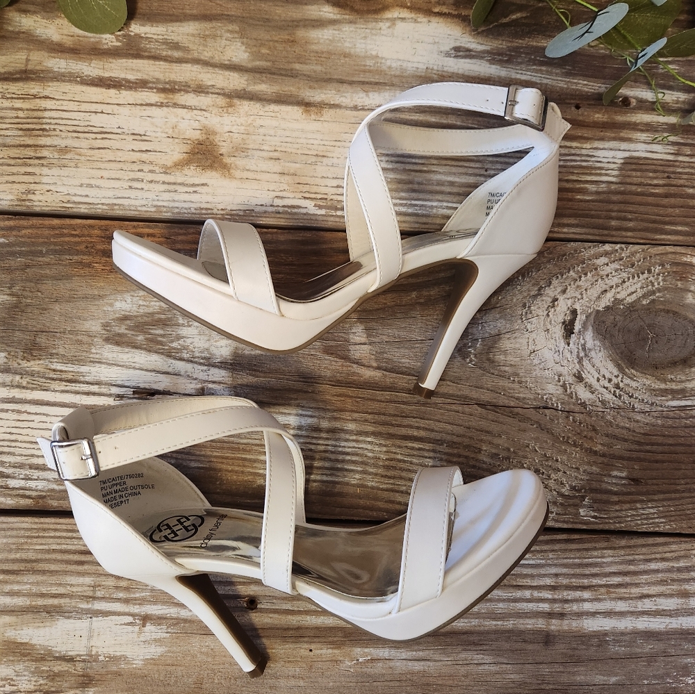 Daisy Fuentes White Caite Ankle Strap Platform Open Toe Heels Size 7